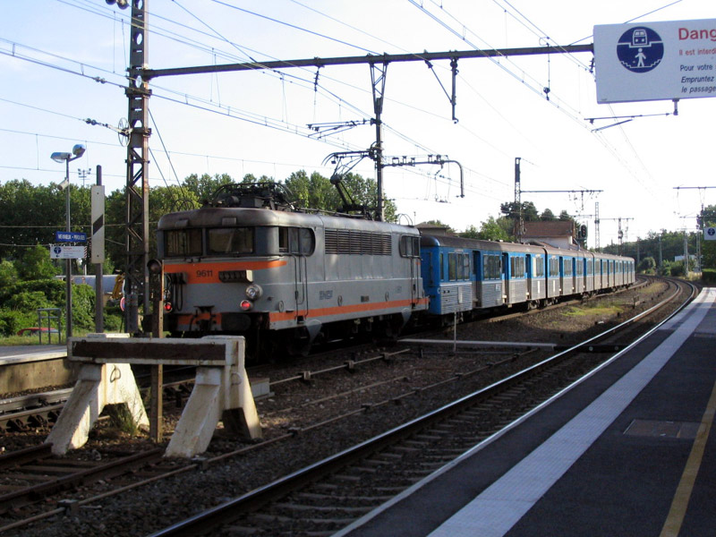 Le 887572 manoeuvre en gare de Méximieux pour repartir sur Ambérieu. 17 juin 2004.