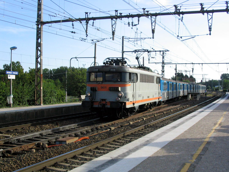 Le 887572 franchit la bretelle de jonction de la gare de Méximieux. 17 juin 2004.