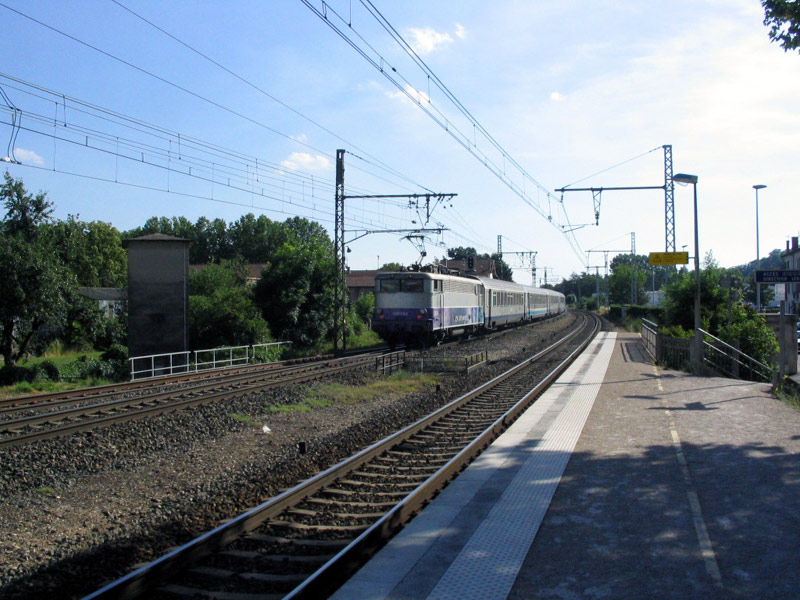 La BB 25244 en queue du 96570. Rien à signaler pour l'instant. Méximieux-Pérouges, 17 juin 2004.