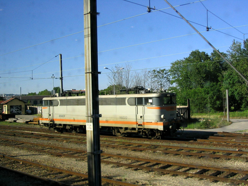La même loco vue garée sur le faisceau sud de la gare d'Oullins. 24 mai 2004.