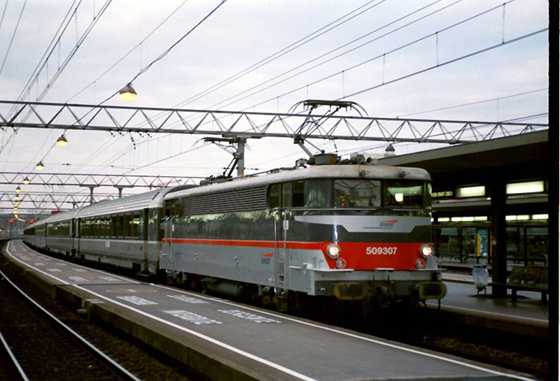 La BB 9307 perdue à Lyon Part Dieu assure un TER Dijon-Lyon Perrache. Déjà que les 9300 ne viennent pas à Lyon, mais alors en voir une en provenance de Dijon... ça relève du miracle ! 23 septembre 2002.