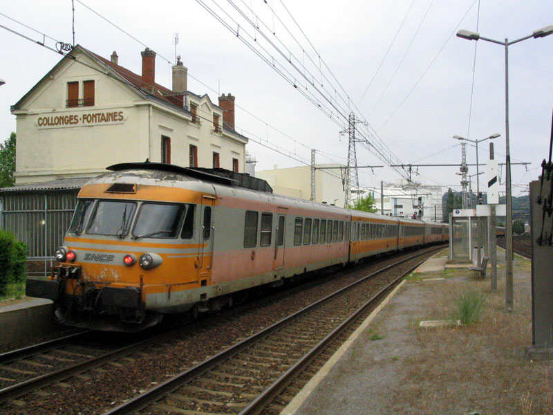 Le T 2053 en queue d'une UM sur le 4480 traverse la gare de Collonges-Fontaines. 31 mai 2004.