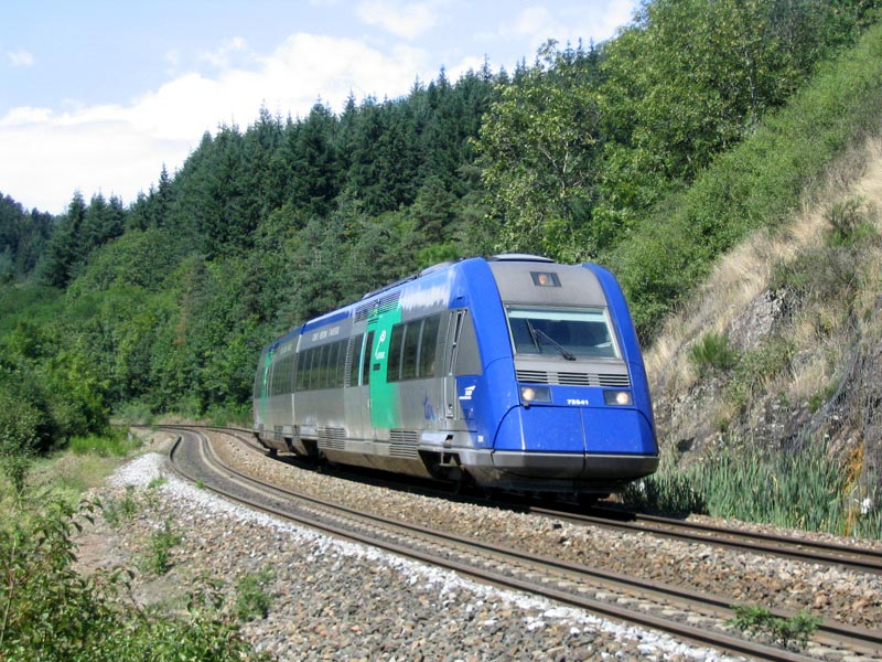 L'X 72541 auvergnat glisse entre courbe et contre-courbe dans la pente des Sauvages. Dans ce sens là aussi les photos peuvent être belles ! 19 août 2004.