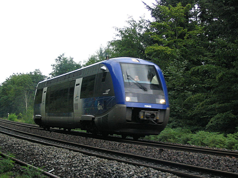 L'X 73642 pelliculé Rhône-Alpes part à l'assaut des Sauvages. Photo prise dans le sens opposé à la précédente. 19 août 2004.